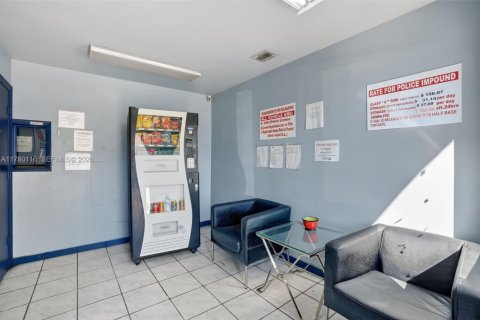 Commercial property in Hialeah Gardens, Florida № 2038337 - photo 5