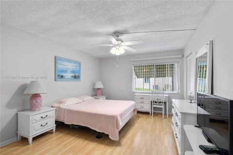 Condo in Greenacres, Florida, 2 bedrooms  № 1862762 - photo 16
