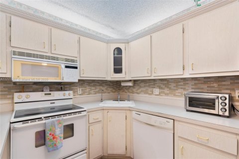 Condo in Greenacres, Florida, 2 bedrooms  № 1862762 - photo 11