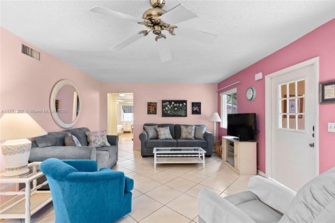 Condo in Greenacres, Florida, 2 bedrooms  № 1862762 - photo 7