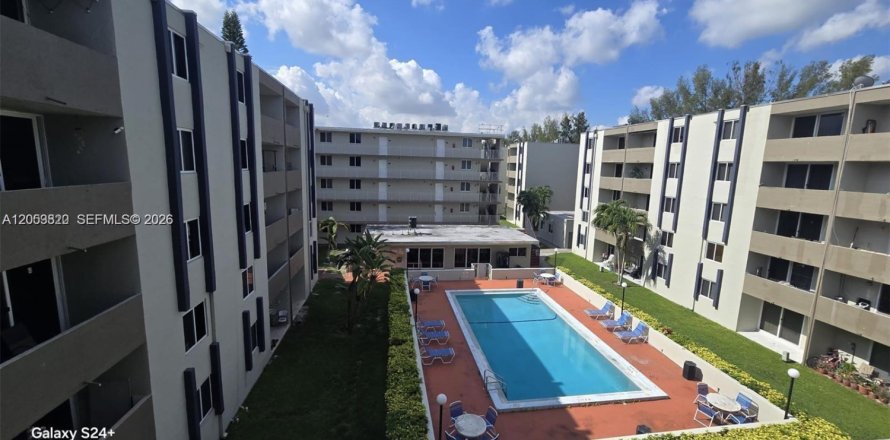 Condo à Hialeah Gardens, Floride, 2 chambres  № 2179474