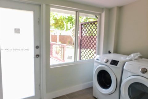 Immobilier commercial à vendre à Miami, Floride: 265.7 m2 № 2051535 - photo 11