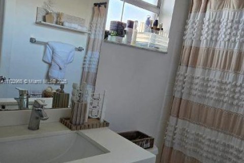 Villa ou maison à vendre à Miami, Floride: 2 chambres, 85.1 m2 № 1473826 - photo 17