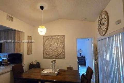 Villa ou maison à vendre à Miami, Floride: 2 chambres, 85.1 m2 № 1473826 - photo 12