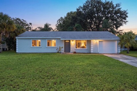 House in Port St. Lucie, Florida 3 bedrooms, 122.63 sq.m. № 2374892