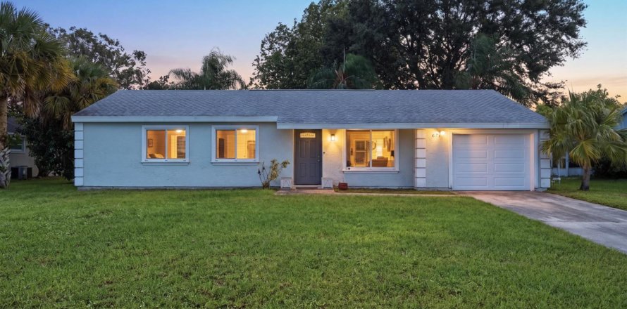House in Port St. Lucie, Florida 3 bedrooms, 122.63 sq.m. № 2374892