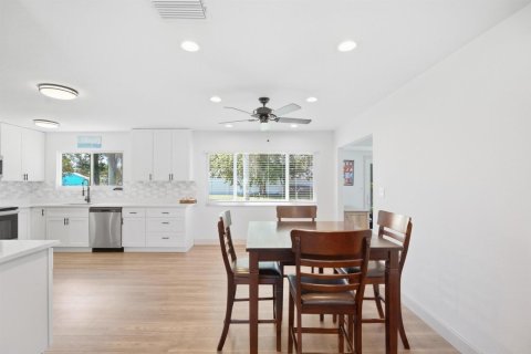 House in Port St. Lucie, Florida 3 bedrooms, 122.63 sq.m. № 2374892 - photo 6