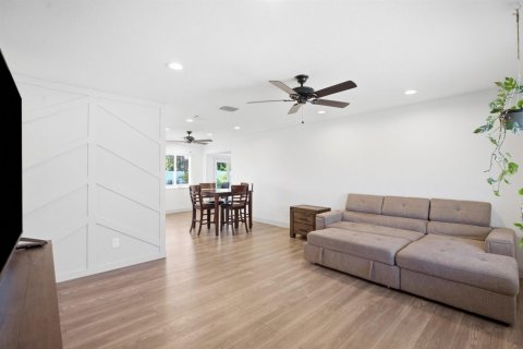 House in Port St. Lucie, Florida 3 bedrooms, 122.63 sq.m. № 2374892 - photo 3