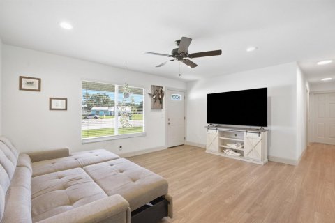 House in Port St. Lucie, Florida 3 bedrooms, 122.63 sq.m. № 2374892 - photo 4