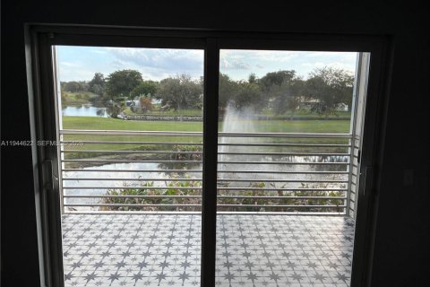 Condo in Davie, Florida, 2 bedrooms  № 2001521 - photo 2