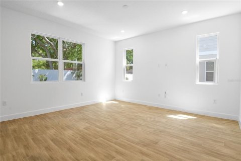 House in Mount Dora, Florida 4 bedrooms, 281.49 sq.m. № 1649340 - photo 9