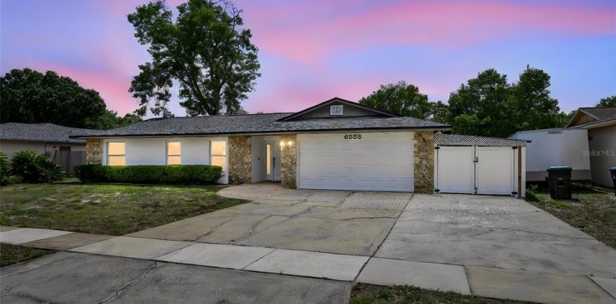 House in Orlando, Florida 3 bedrooms, 152.17 sq.m. № 2093392