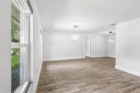 House in Orlando, Florida 3 bedrooms, 152.17 sq.m. № 2093392 - photo 6
