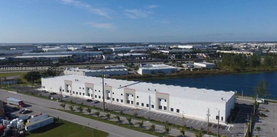 Immobilier commercial à Hialeah Gardens, Floride № 2035522