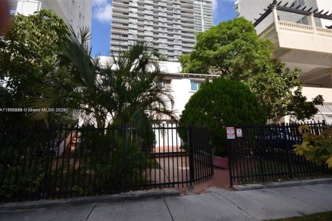 Купить коммерческую недвижимость в Майами, Флорида № 2020922 - фото 6