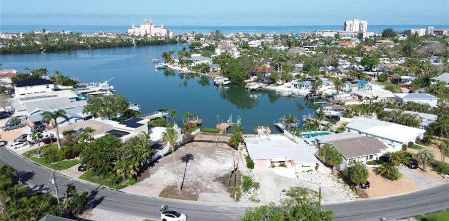 Land in Saint Pete Beach, Florida № 1724795