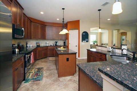 House in Clermont, Florida 3 bedrooms, 294.04 sq.m. № 2225637 - photo 4