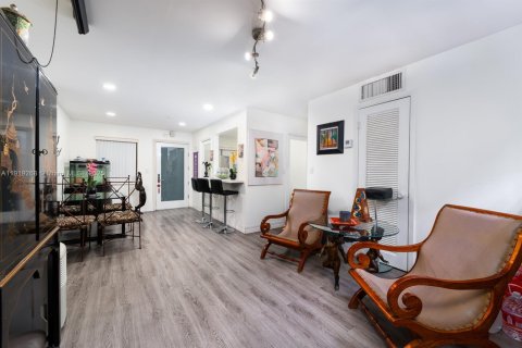 Condo in Miami Beach, Florida, 1 bedroom  № 1974519 - photo 2