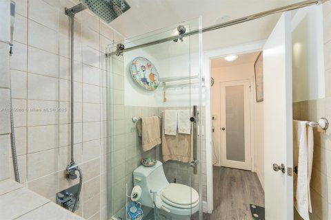 Condo in Miami Beach, Florida, 1 bedroom  № 1974519 - photo 13
