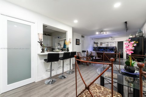 Condo in Miami Beach, Florida, 1 bedroom  № 1974519 - photo 3