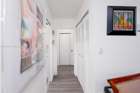Condo in Miami Beach, Florida, 1 bedroom  № 1974519 - photo 11