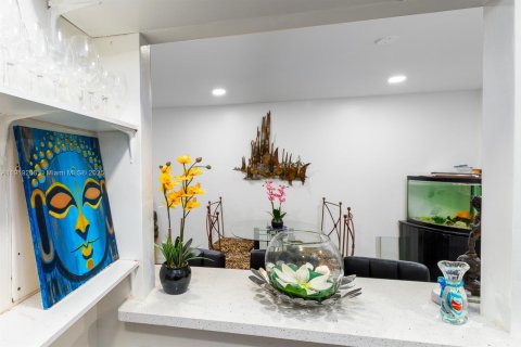 Condo in Miami Beach, Florida, 1 bedroom  № 1974519 - photo 9