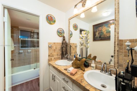 Condo in Miami Beach, Florida, 1 bedroom  № 1974519 - photo 12