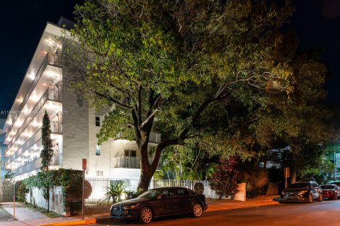 Condo in Miami Beach, Florida, 1 bedroom  № 1974519 - photo 1