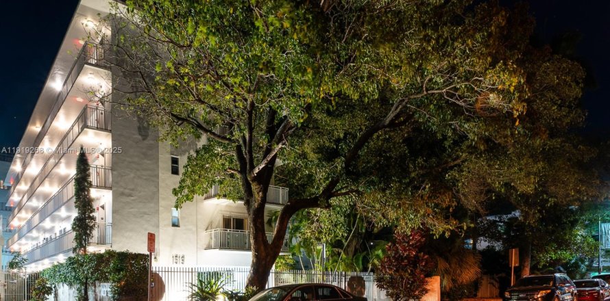 Condo in Miami Beach, Florida, 1 bedroom  № 1974519