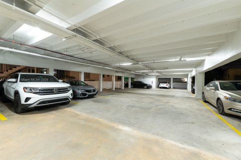 Condo in Miami Beach, Florida, 1 bedroom  № 1974519 - photo 17