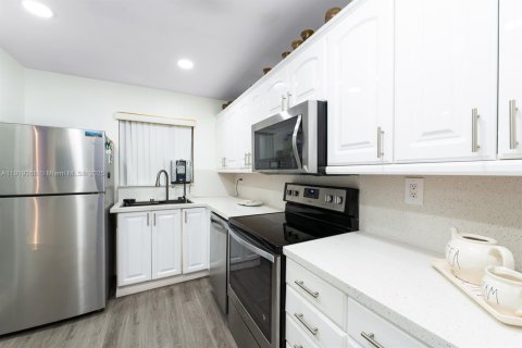 Condo in Miami Beach, Florida, 1 bedroom  № 1974519 - photo 8