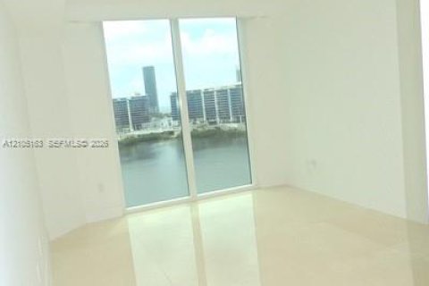 Condo in Aventura, Florida, 2 bedrooms № 2412767 - photo 22