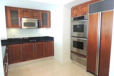 Condo in Aventura, Florida, 2 bedrooms № 2412767 - photo 9