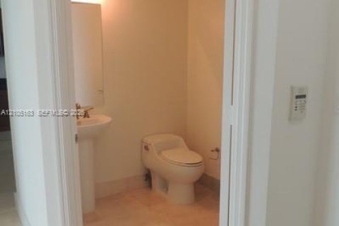 Condo in Aventura, Florida, 2 bedrooms № 2412767 - photo 13