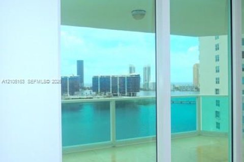 Condo in Aventura, Florida, 2 bedrooms № 2412767 - photo 15