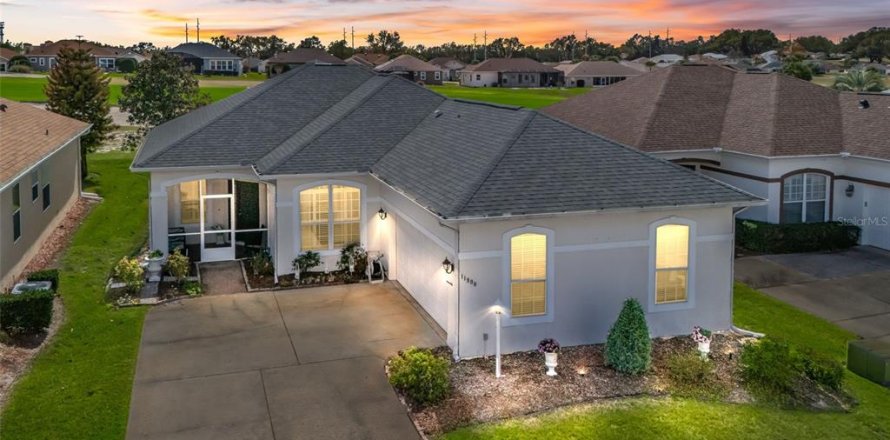 House in Summerfield, Florida 3 bedrooms, 149.85 sq.m. № 2215150