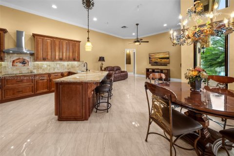 House in Miramar, Florida 5 bedrooms, 239.32 sq.m. № 1945428 - photo 10