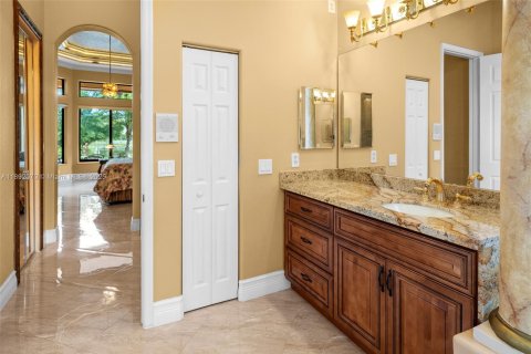 House in Miramar, Florida 5 bedrooms, 239.32 sq.m. № 1945428 - photo 17