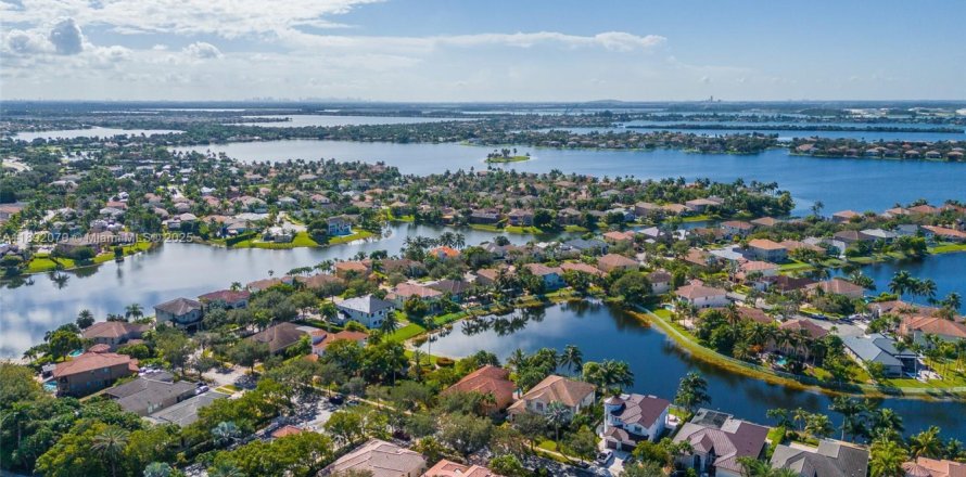 House in Miramar, Florida 5 bedrooms, 239.32 sq.m. № 1945428