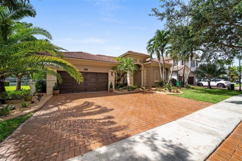 House in Miramar, Florida 5 bedrooms, 239.32 sq.m. № 1945428 - photo 3