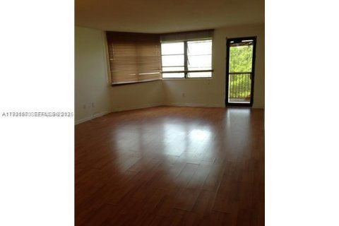Condo in Miami, Florida, 2 bedrooms № 1996623 - photo 13