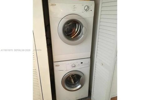 Condo in Miami, Florida, 2 bedrooms № 1996623 - photo 12