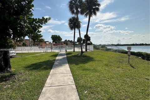 Condo in Miami, Florida, 2 bedrooms № 1996623 - photo 20