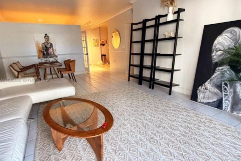 Condominio en venta en Hollywood, Florida, 1 dormitorio, 89.19 m2 № 2087281 - foto 2