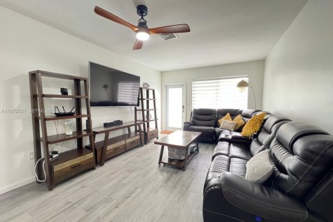 Villa ou maison à louer à Miami, Floride: 3 chambres, 128.58 m2 № 2042279 - photo 5