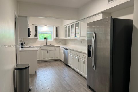 Villa ou maison à louer à Miami, Floride: 3 chambres, 128.58 m2 № 2042279 - photo 11