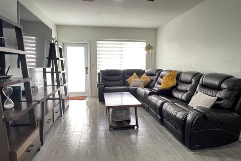 Villa ou maison à louer à Miami, Floride: 3 chambres, 128.58 m2 № 2042279 - photo 3