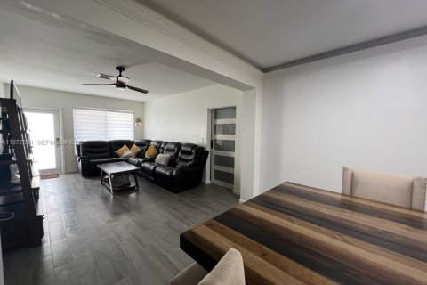 Villa ou maison à louer à Miami, Floride: 3 chambres, 128.58 m2 № 2042279 - photo 4