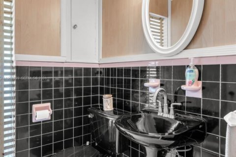 Villa ou maison à vendre à Coral Gables, Floride: 3 chambres, 214.33 m2 № 2011888 - photo 14