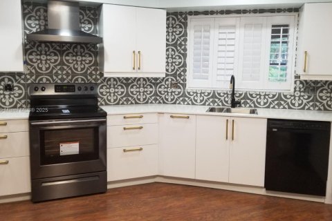 House in Pompano Beach, Florida 3 bedrooms, 175.4 sq.m. № 1933160 - photo 22